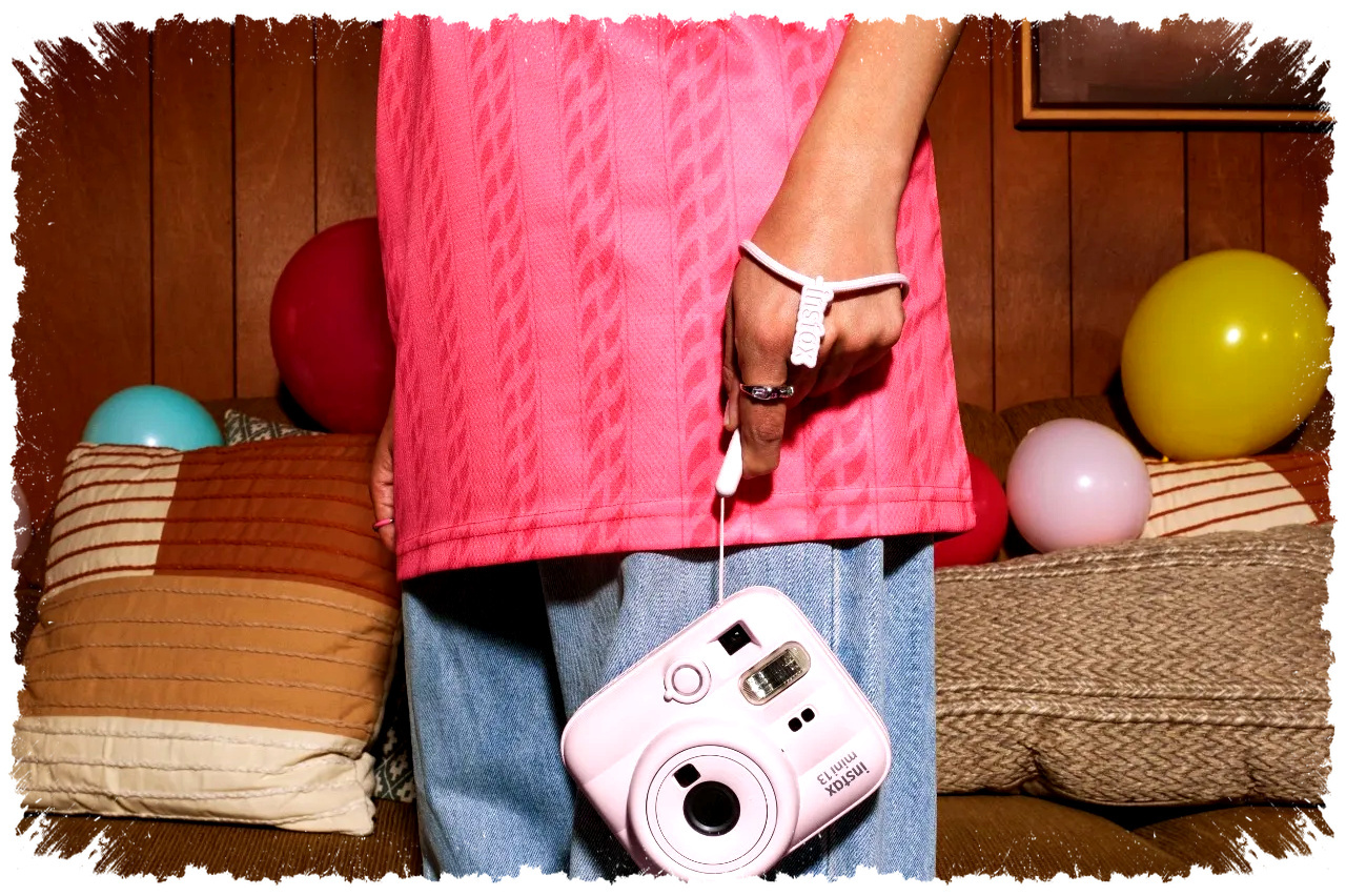 instax Mini 13 Hadir Dengan Self-Timer Ganda, Selfie Instan Tanpa Guncangan Kini Lebih Mudah